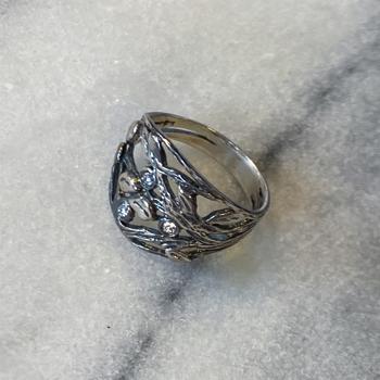 Elegant rustik blomster sølv ring fra NURAN (STR. 57)